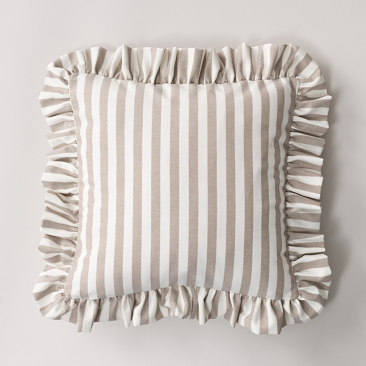 Poszewka Paula z falbaną 45x45 beżowo-białe pasy (1,5cm)