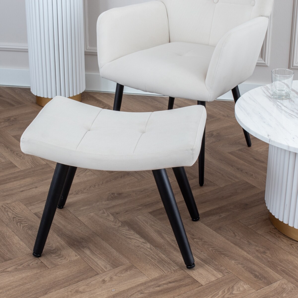 Fotel uszak z podnóżkiem do salonu wypoczynkowy welurowy tapicerowany beżowy