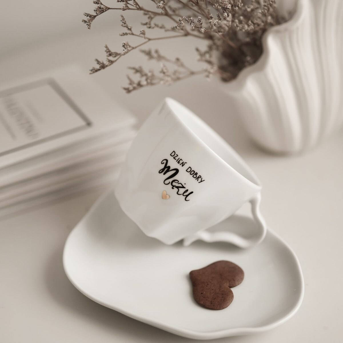 Biała Asymetryczna Filiżanka Porcelanowa ze Spodkiem 200 ml - Napis Dzień Mężu ze Złotym Sercem dla Męża na Rocznicę Ślubu