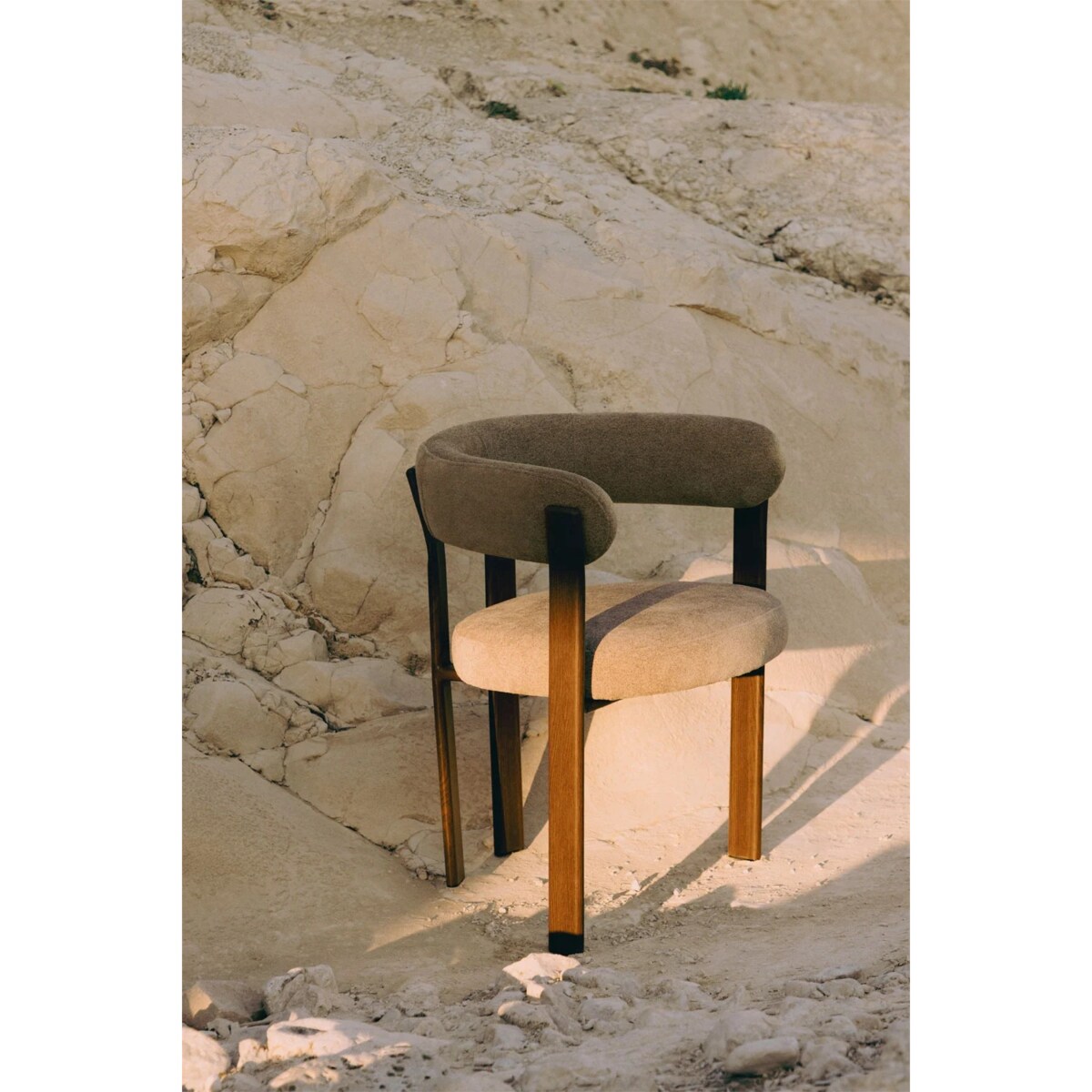 Krzesło z podłokietnikami tapicerowane Jolie, kawa z mlekiem