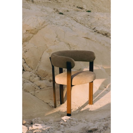 Krzesło z podłokietnikami tapicerowane Jolie, kawa z mlekiem