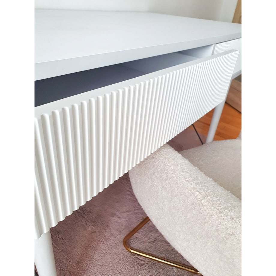 BIURKO BIAŁE MATOWE Z RYFLOWANYMI SZUFLADAMI