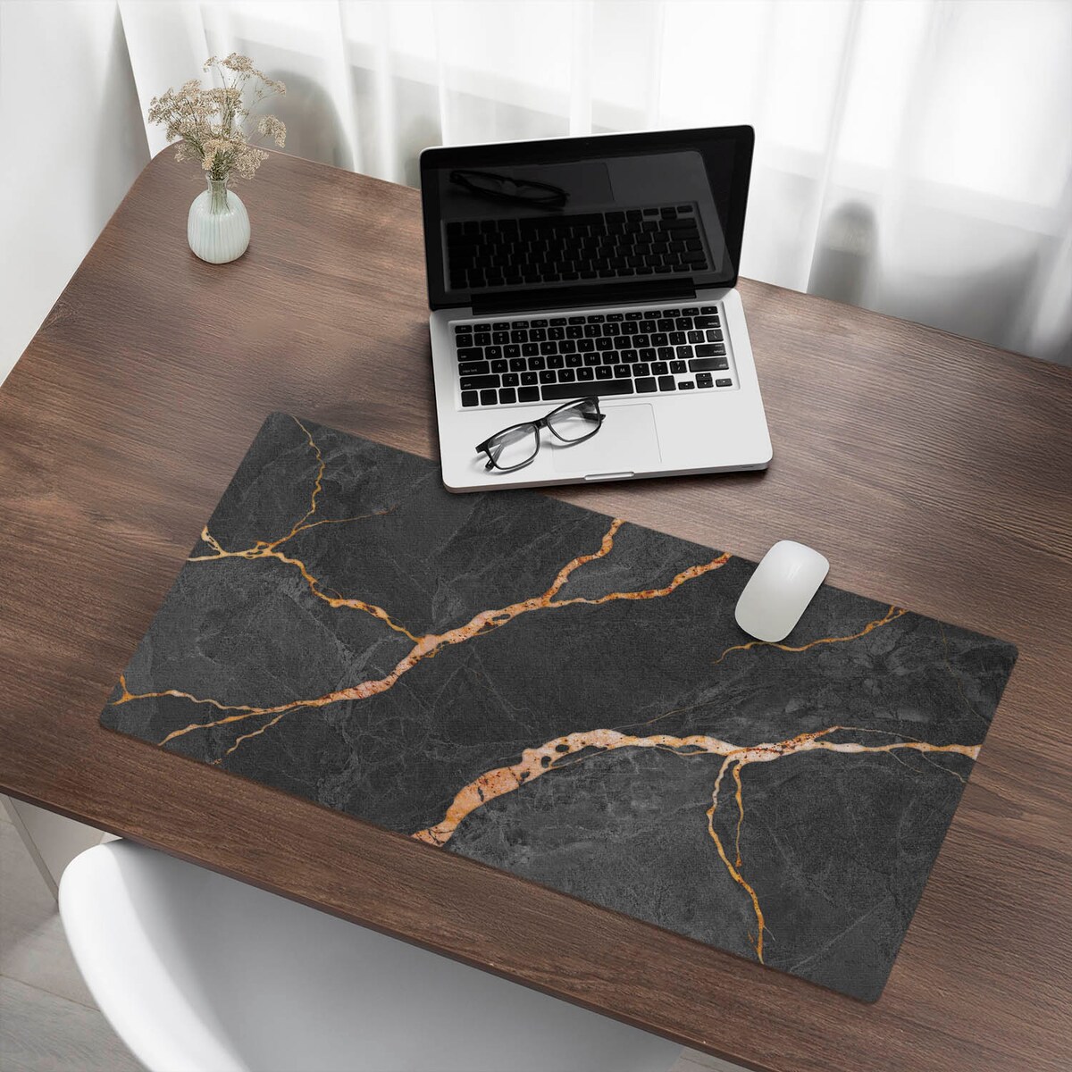 Czarna mata na biurko Marmurowe żyłki, 90x45 cm