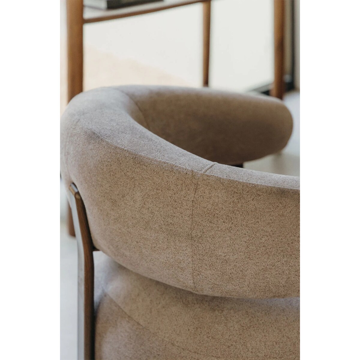 Fotel z tkaniny szenilowej Jolie, ciemne drewno, kawa z mlekiem