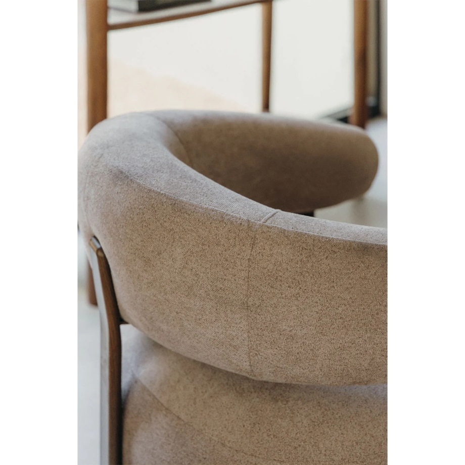 Fotel z tkaniny szenilowej Jolie, ciemne drewno, kawa z mlekiem