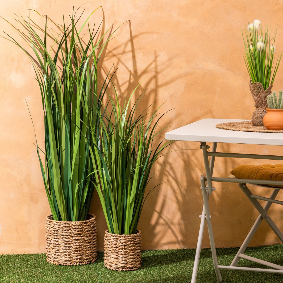 Sztuczna trawa LARI w jutowej doniczce, 41 cm