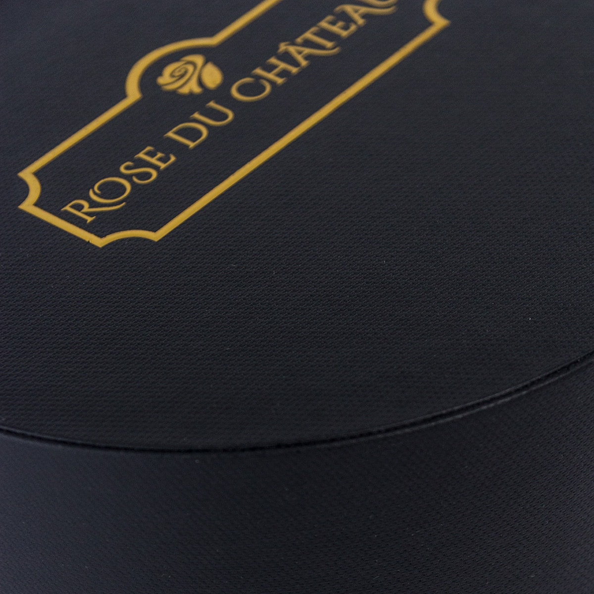 Białe Wieczne Róże w Czarnym Okrągłym Boxie