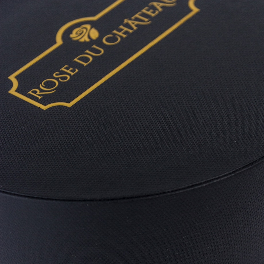 Białe Wieczne Róże w Czarnym Okrągłym Boxie