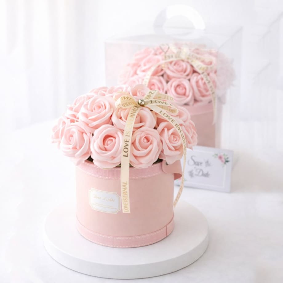 Flower box, bukiet zapachowych kwiatów mydlanych w pudełku 21szt. 19x16cm BUK08R