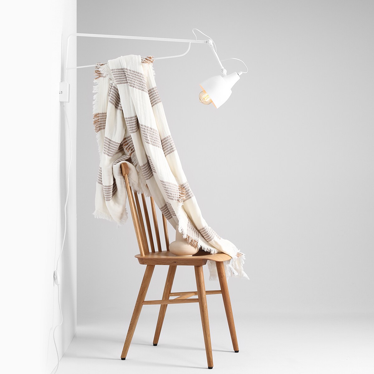 Biały kinkiet Soho 1002C_D Aldex reflektor na wysięgniku do gabinetu