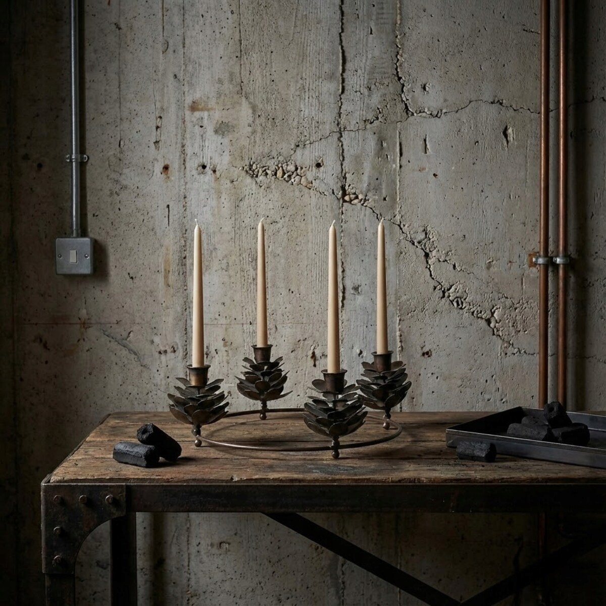 ŚWIECZNIK KANDELABR 4 ŚWIECE ŚWIĄTECZNY SZYSZKI METALOWY BRĄZOWY 30cm LOFT