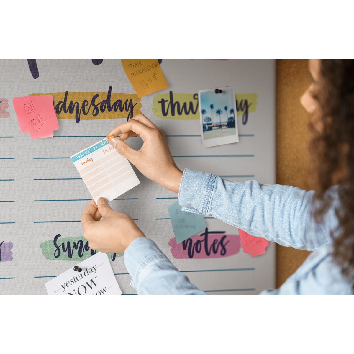 Tablica korkowa Planer tygodniowy 140x100cm - kolorowe pinezki