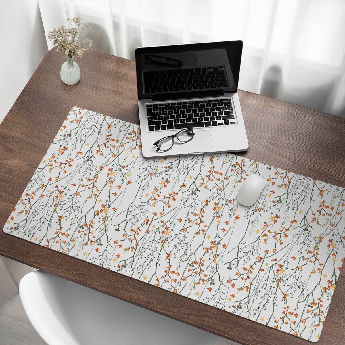 Biała mata na biurko Jesienne kwiaty gałązki, 120x60 cm