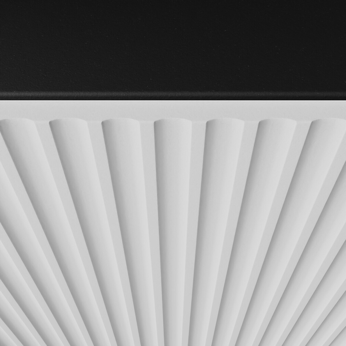 Stojąca szafka RTV NOELI pod telewizor, z ryflowanym frontem -biało-czarna