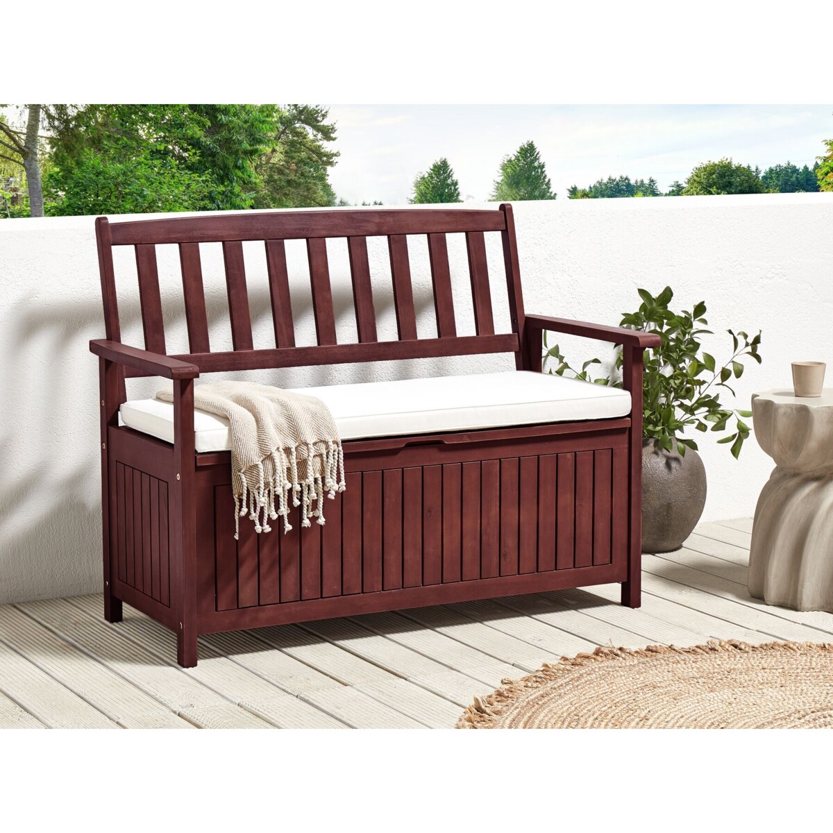 Ławka ogrodowa ze schowkiem 120 cm drewniana mahoniowy brąz z poduszką białą SOVANA