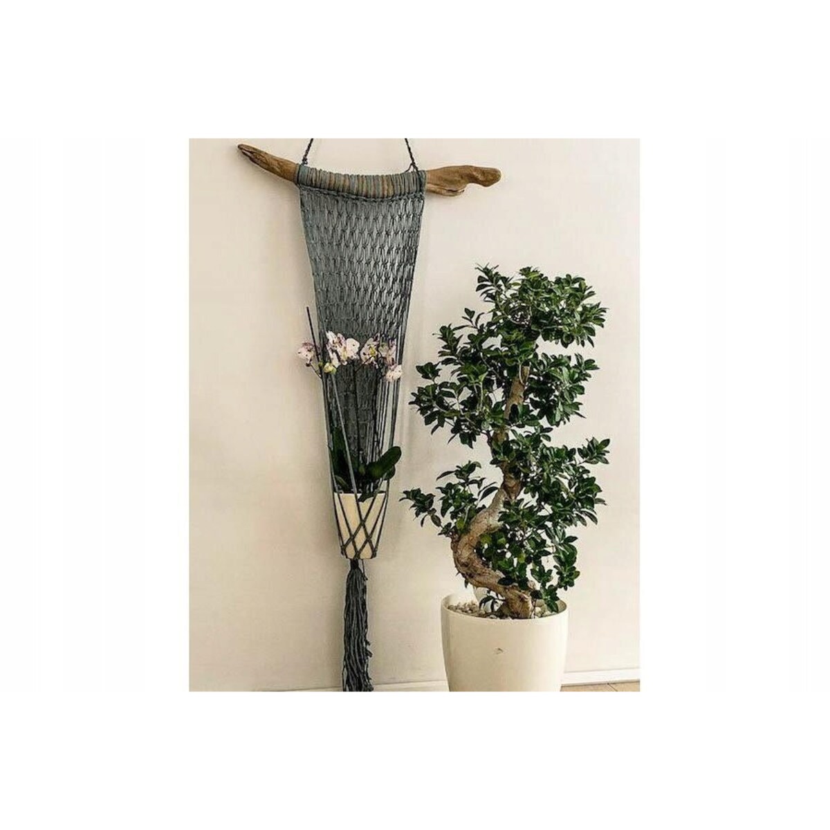 DŁUGI POJEDYNCZY KWIETNIK MAKRAMA Z DREWNEM KREMOWY