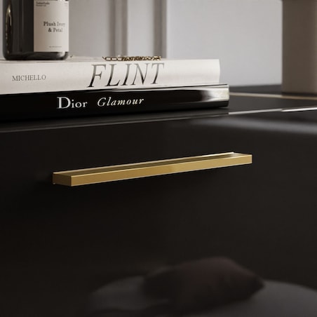 Komoda z szufladami ONYX na złotych nóżkach wysoki połysk 158 cm, czarna, uchwyty złote