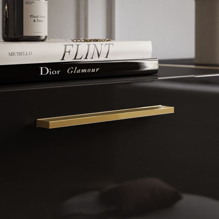 Komoda z szufladami ONYX na złotych nóżkach wysoki połysk 158 cm, czarna, uchwyty złote