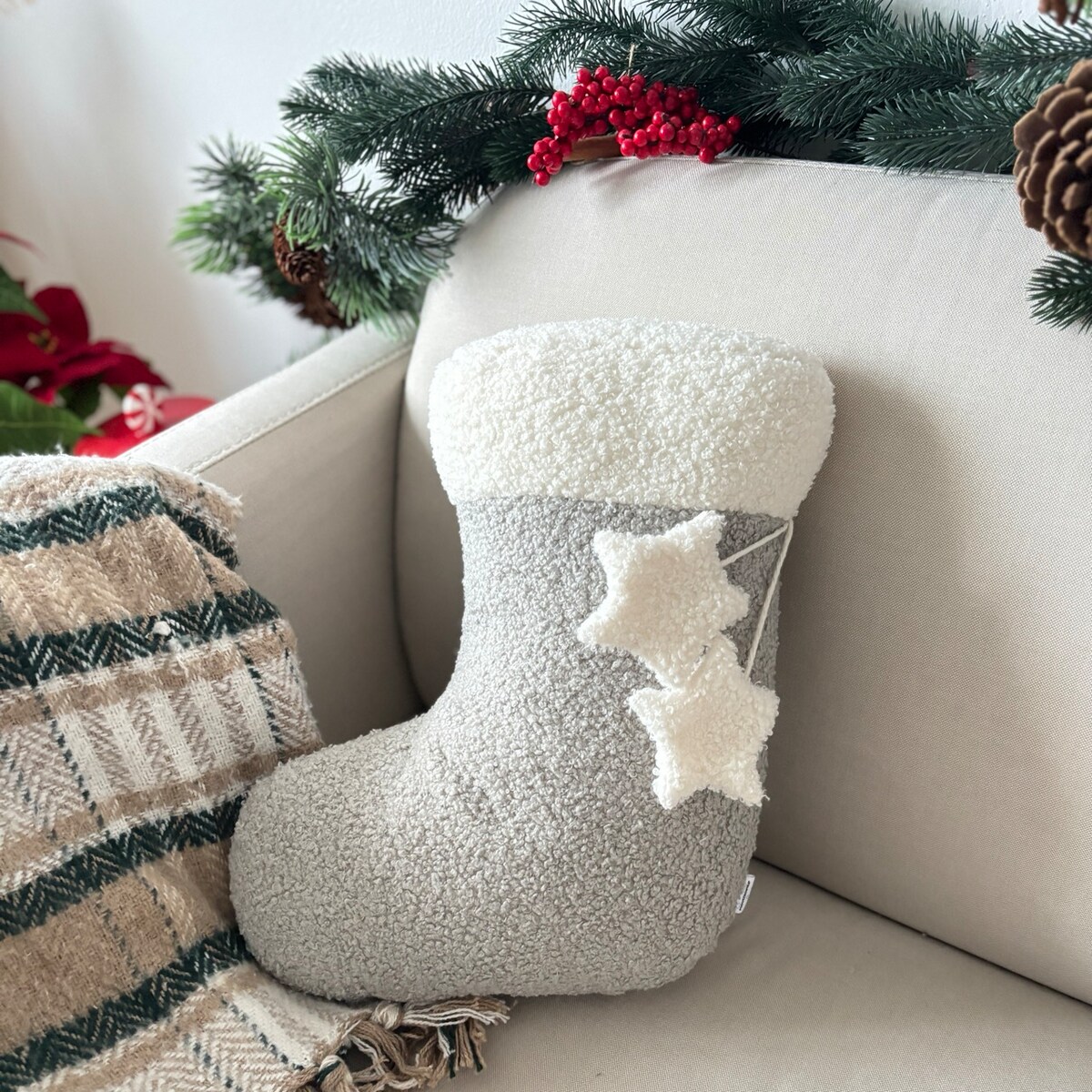 Poduszka świąteczna Skarpeta jasna szara boucle