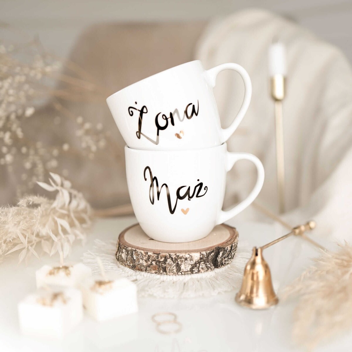 Zestaw 2 Białych Kubków Porcelanowych 300 ml - Napisy Mąż i Żona z Motywem Złotego Serca na Walentynki dla Pary