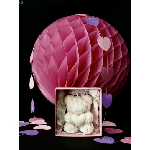 Świeca sojowa ozdobna Love Teddy na Walentynki w pudełku prezentowym różowym