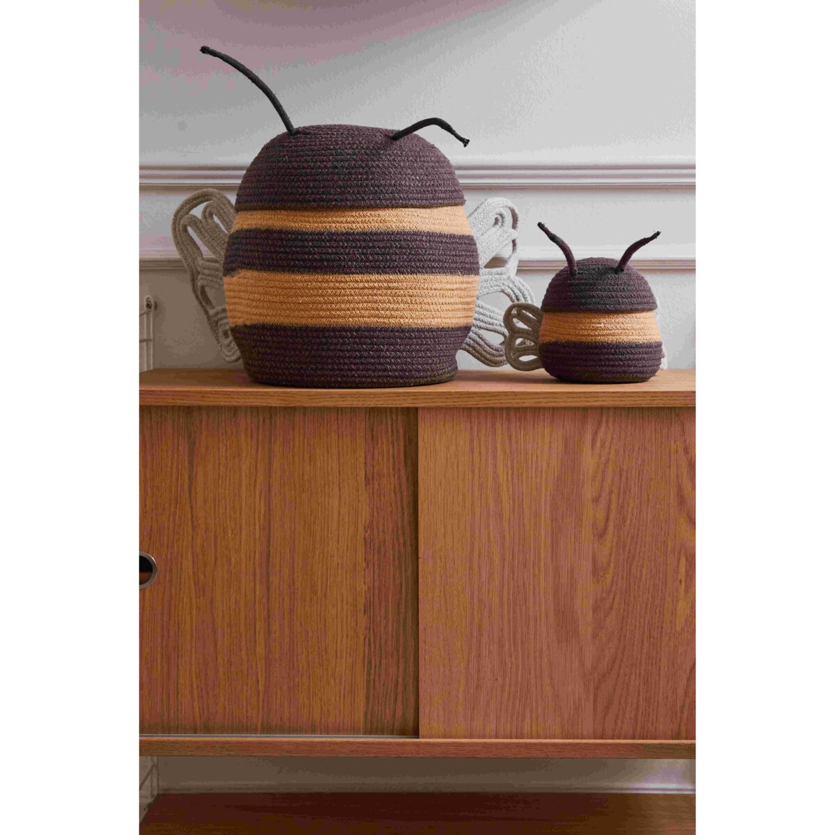 Kosz dekoracyjny Baby Bee, Planet Bee, Lorena Canals