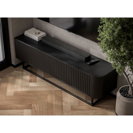 Narożna Szafka RTV Glamour Czarny Mat Komoda RTV Ryflowane Fronty Stelaż Metalowy Czarny 140 cm