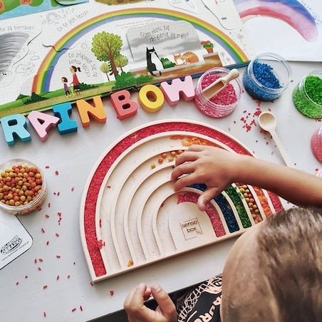 Drewniana wysypywanka tęcza Montessori
