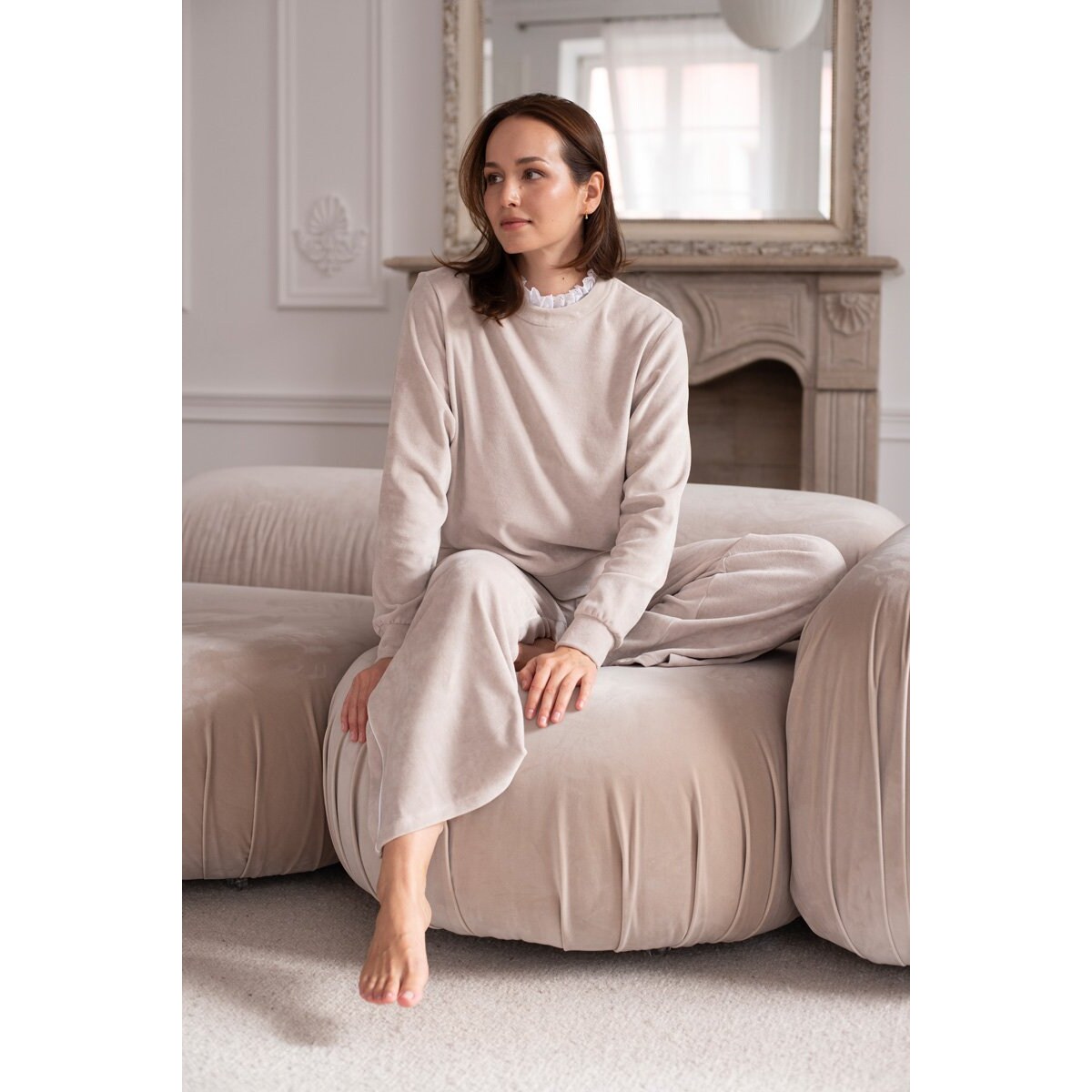 Welurowy zestaw beżowa bluza z koronką i spodnie - L