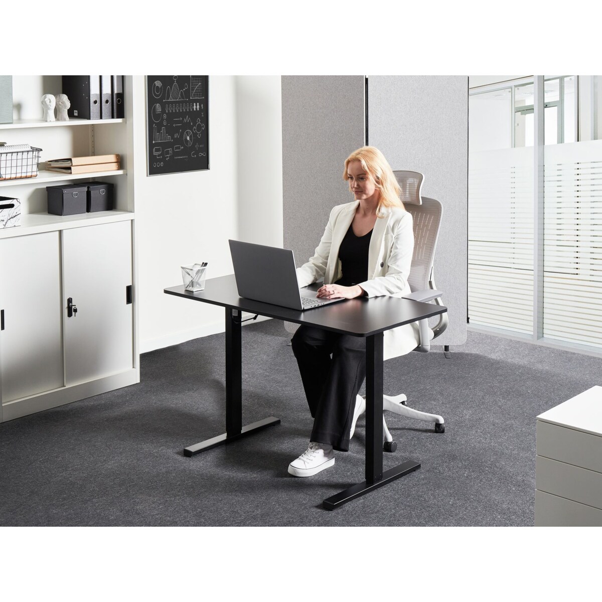Biurko regulowane elektrycznie 120 x 60 cm czarne TAVARES