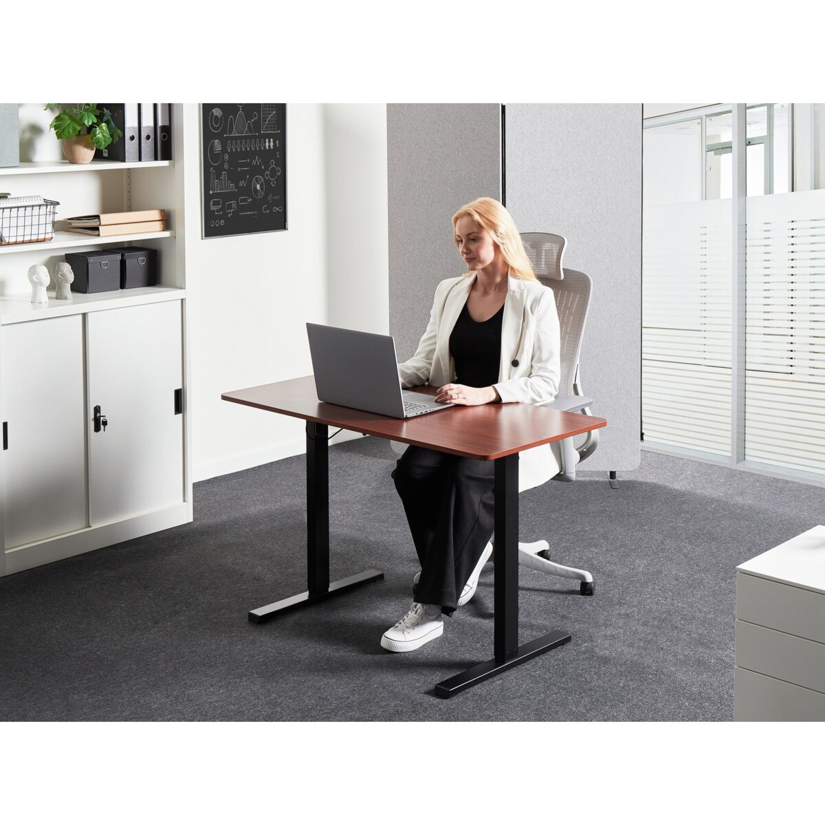 Biurko regulowane elektrycznie 120 x 60 cm czarne z ciemnobrązowym TAVARES