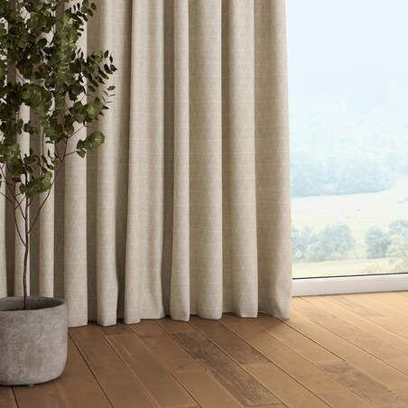 Zasłona na taśmie marszczącej 1 szt. 130x260 trójkąty na beżowo-lnianym tle