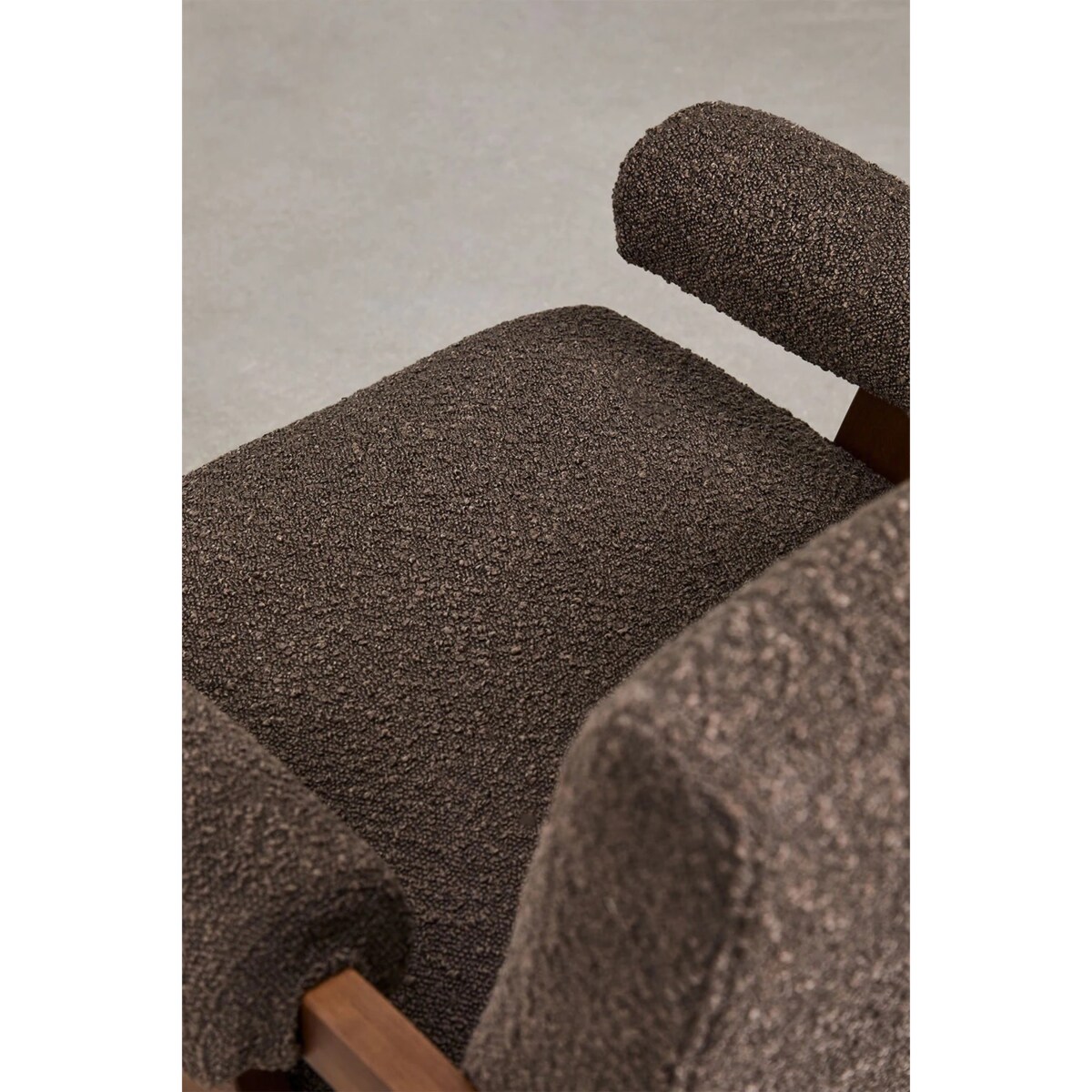 Fotel z podłokietnikami, drewno i tkanina bouclé, Lucca, czekoladowy