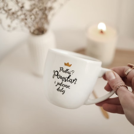 Biały kubek porcelanowy 300 ml „Padłaś? Powstań i jedziesz dalej" ze złotą koroną - prezent dla silnej kobiety, na urodziny, Dzień Kobiet