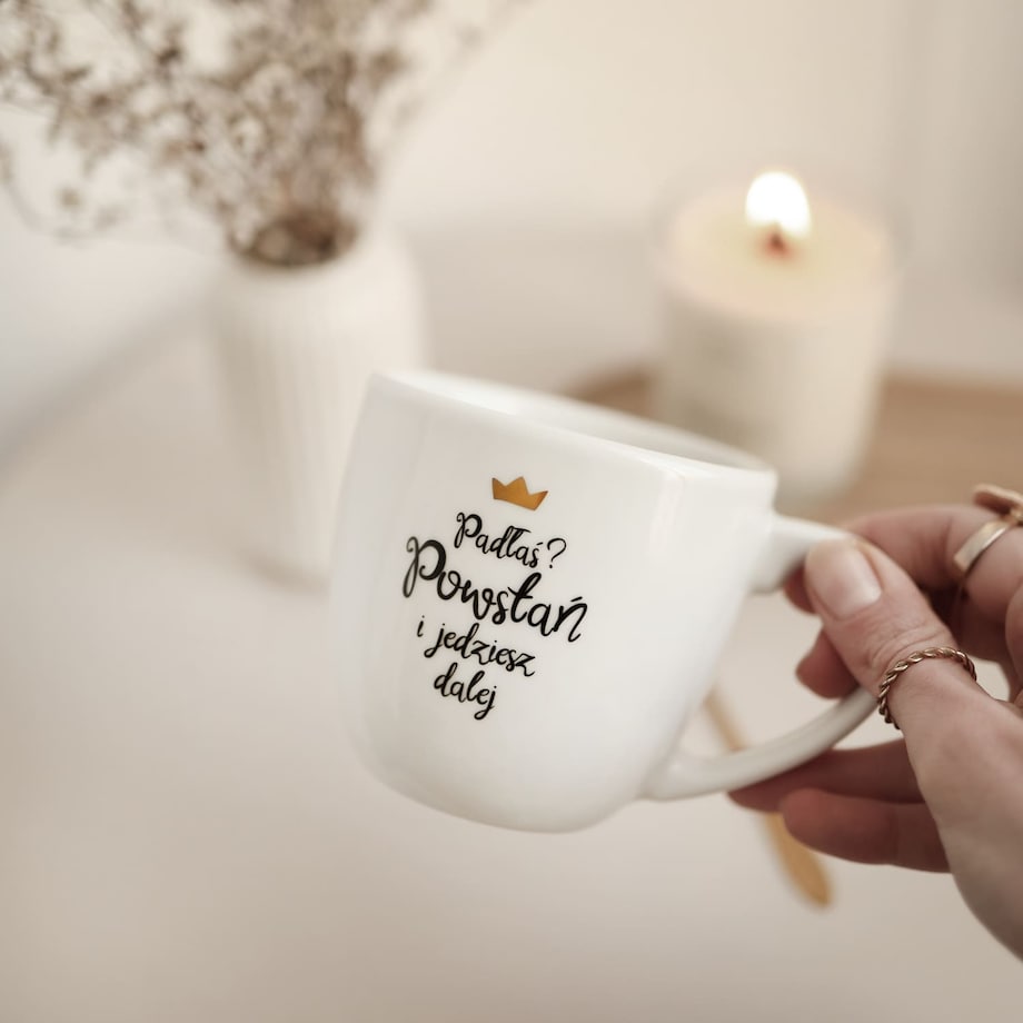 Biały kubek porcelanowy 300 ml „Padłaś? Powstań i jedziesz dalej" ze złotą koroną - prezent dla silnej kobiety, na urodziny, Dzień Kobiet