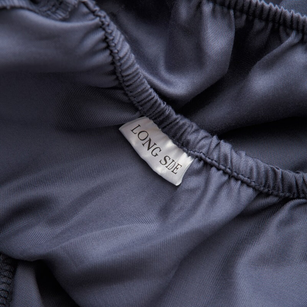 Prześcieradło satynowe z gumką midnight blue 180 x 200 cm