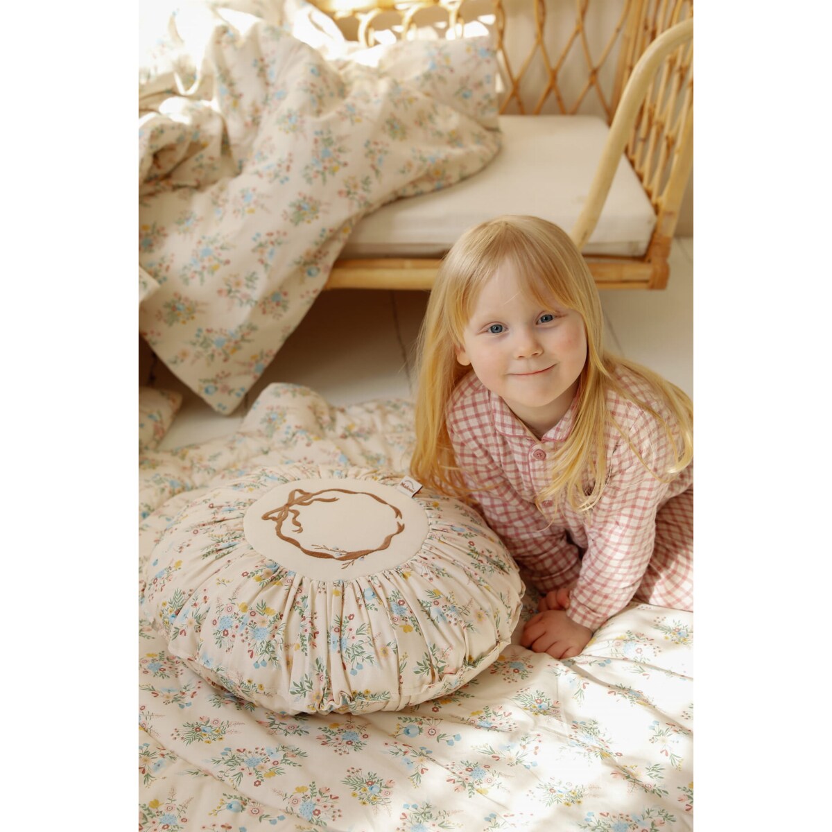 Poduszka dekoracyjna okrągła z haftem Blooming Meadow