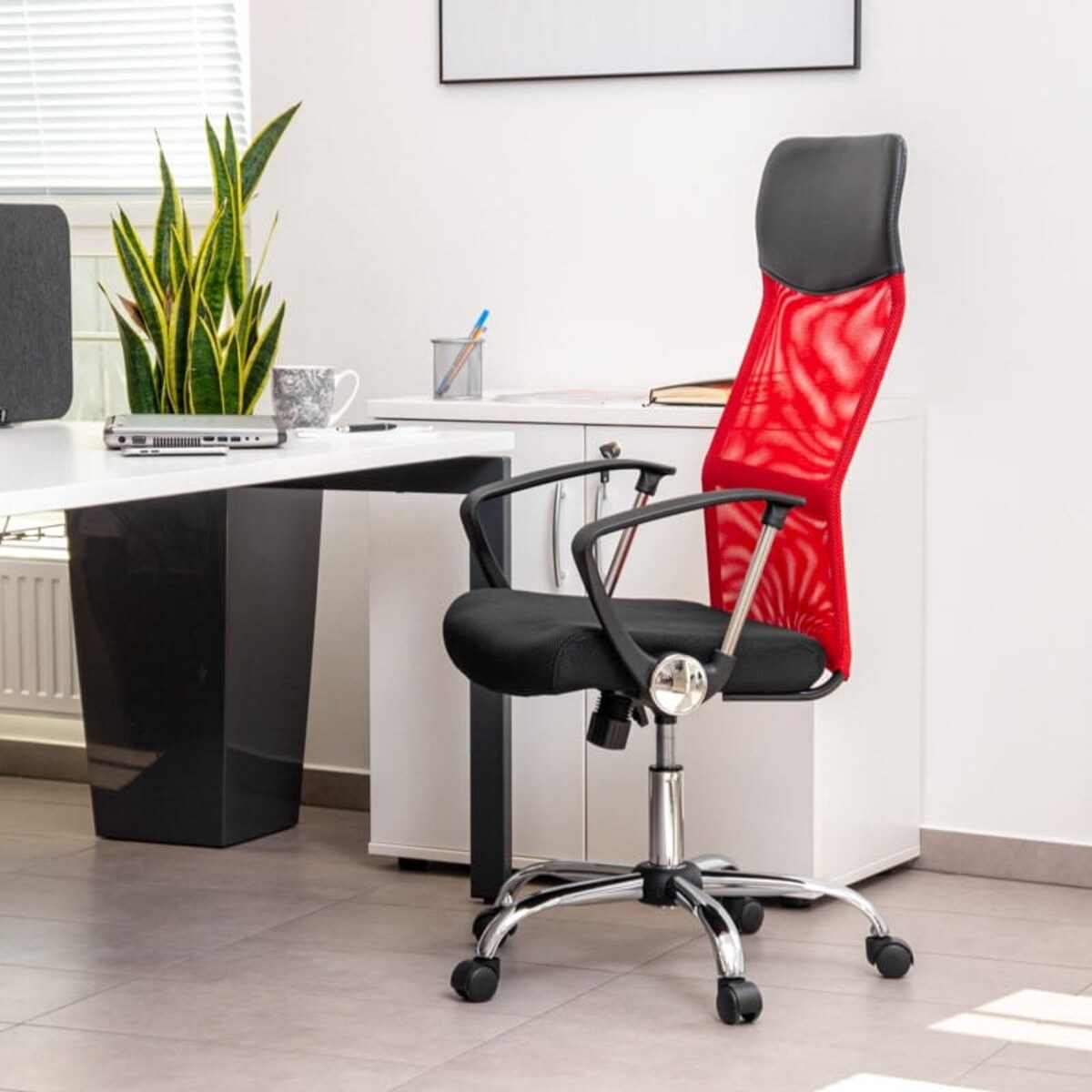 OBROTOWY FOTEL DO BIURKA Z SIATKÄ„ MESH W KOLORZE CZERWONYM