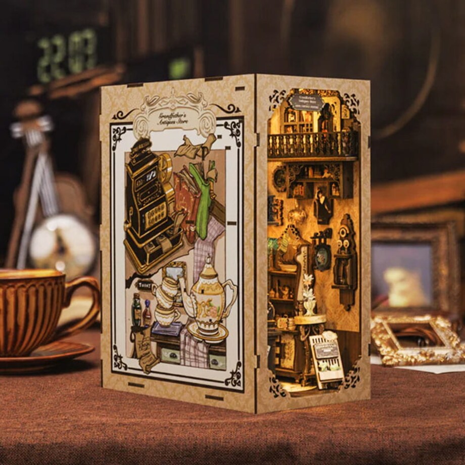 Miniaturowy domek Book Nook - Sklep z antykami - CuteBee