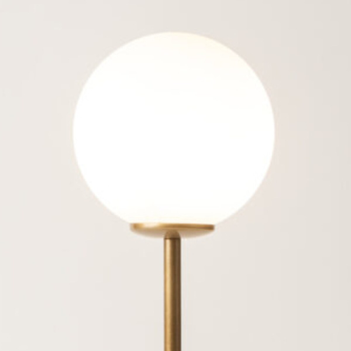 Lampka nocna kula Tes 33634 Sigma modernistyczna mleczny klosz złota