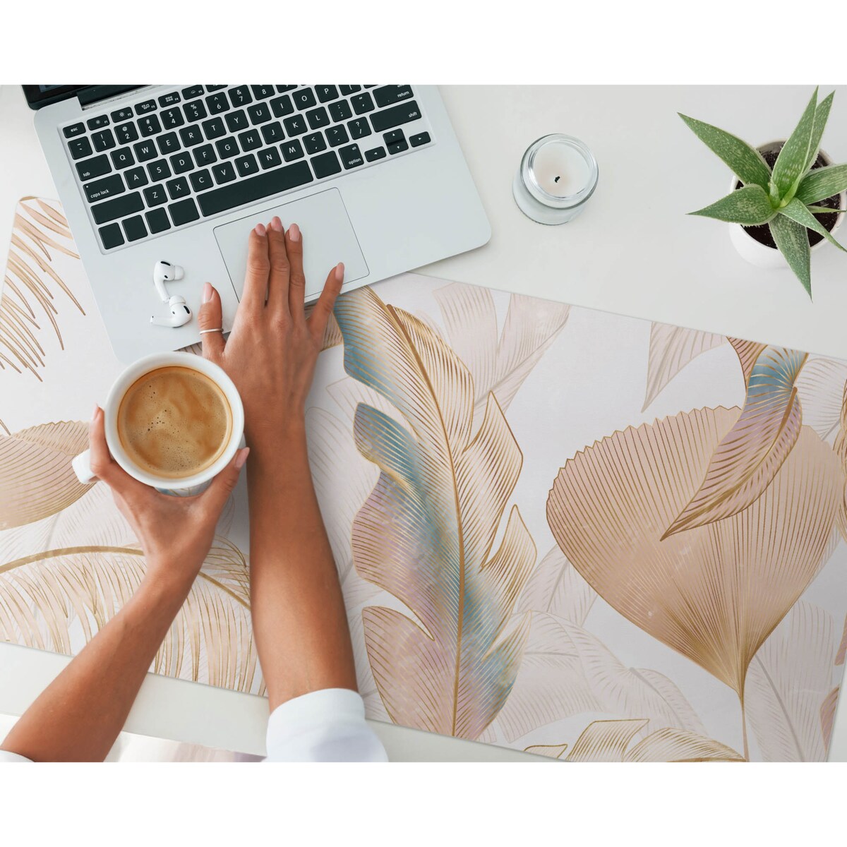 Beżowa mata na biurko Delikatne liście, 100x50 cm