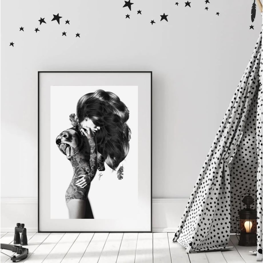 Poster Story, Plakat, Obraz - Kobieta z Niedźwiedziem, wymiary 42 x 60 cm