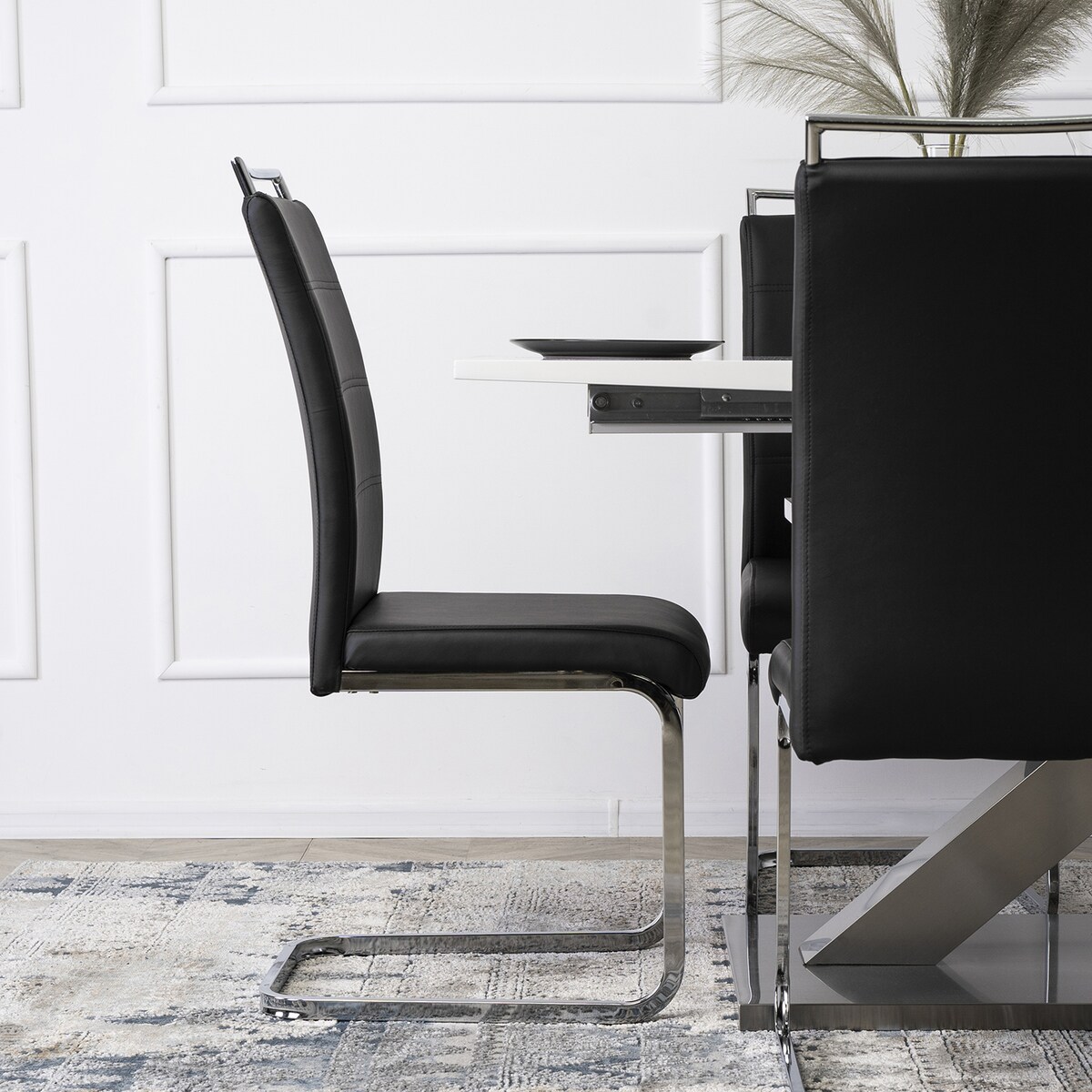 Krzesło Tapicerowane Czarne Na Płozach LOCA Kuchenne Do Jadalni Salonu