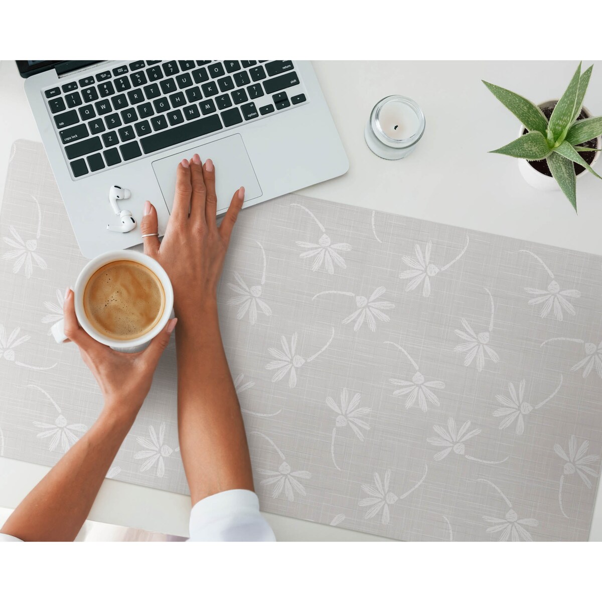 Szara mata na biurko Kwiatowy wzór na tkaninie, 100x50 cm