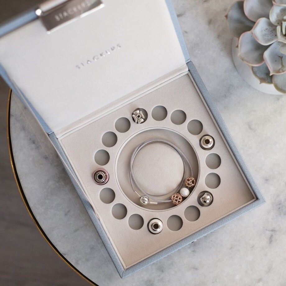 Szkatułka na bransoletkę i charmsy Stackers szaroniebieska