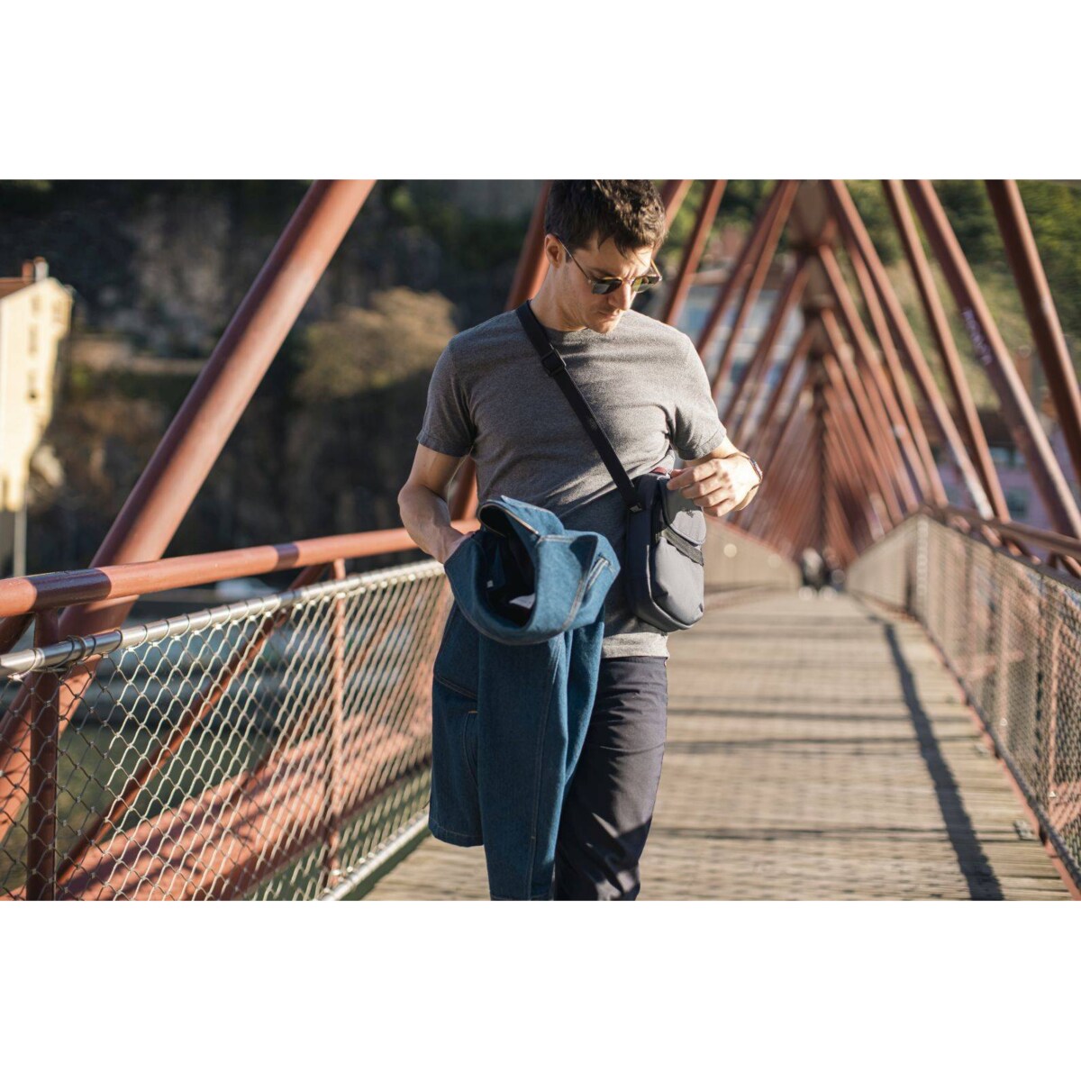 Torba męska na ramię antykradzieżowa / listonoszka Pacsafe Metrosafe X - ciemnoszara