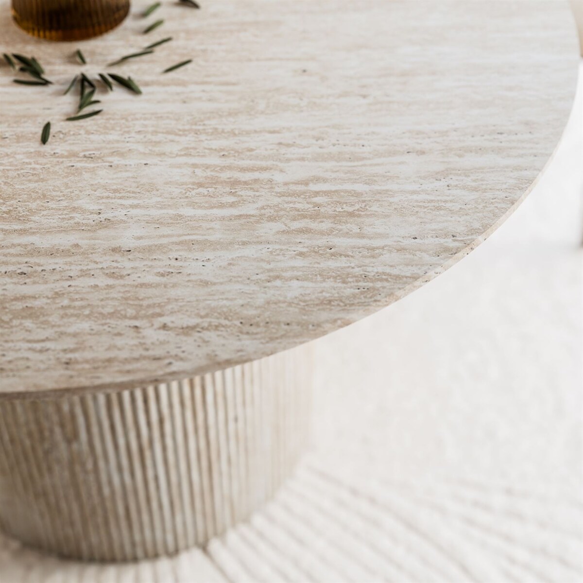 Okrągły stół do jadalni OVI z ryflowaną podstawą, piaskoweic