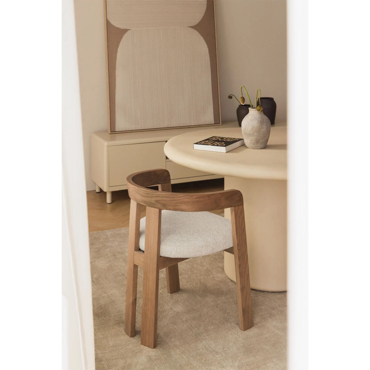 Krzesło z podłokietnikami, jasne drewno, kremowe bouclé, Yvonne