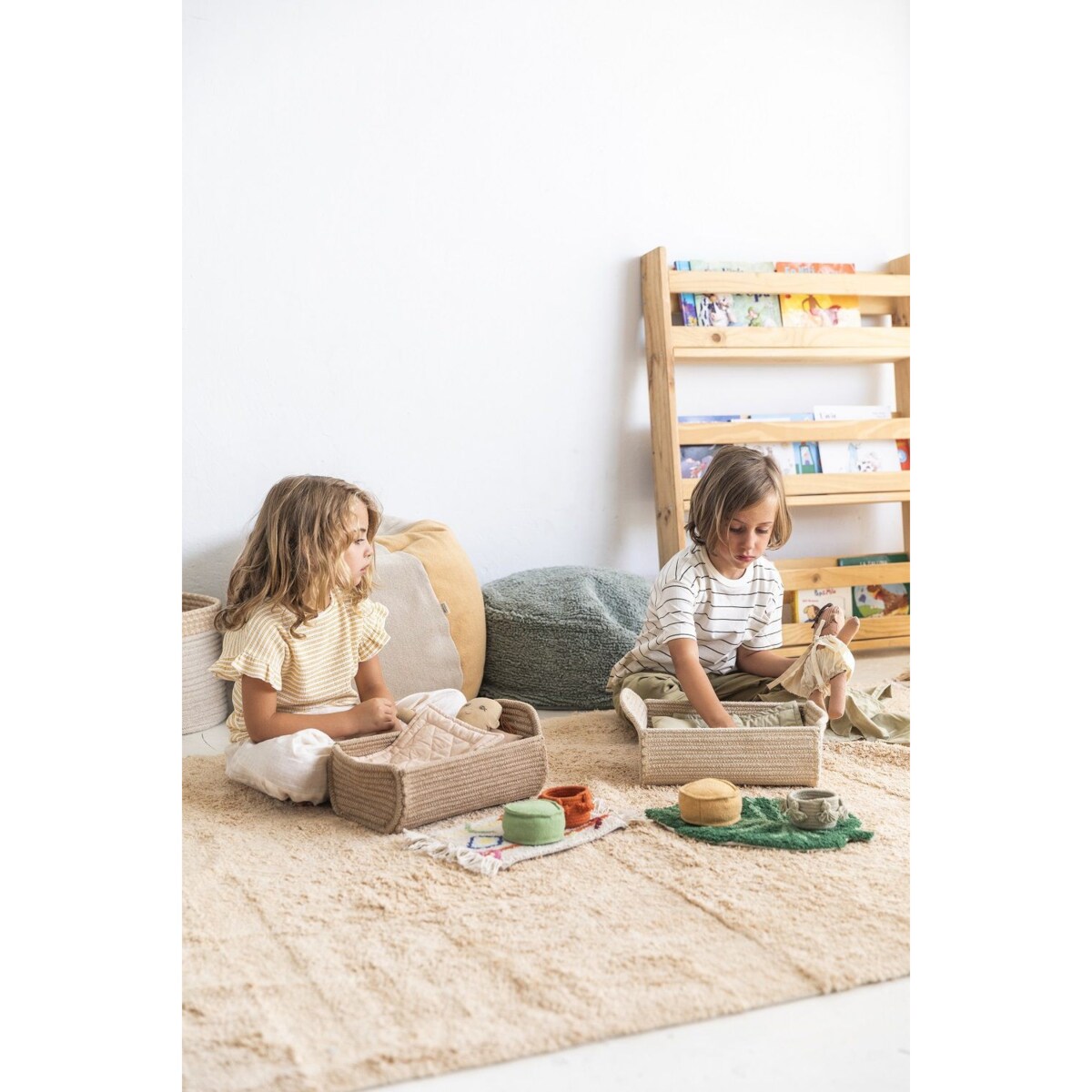 Lalka Nari zabawka bawełniana zestaw z dodatkami Lorena Canals