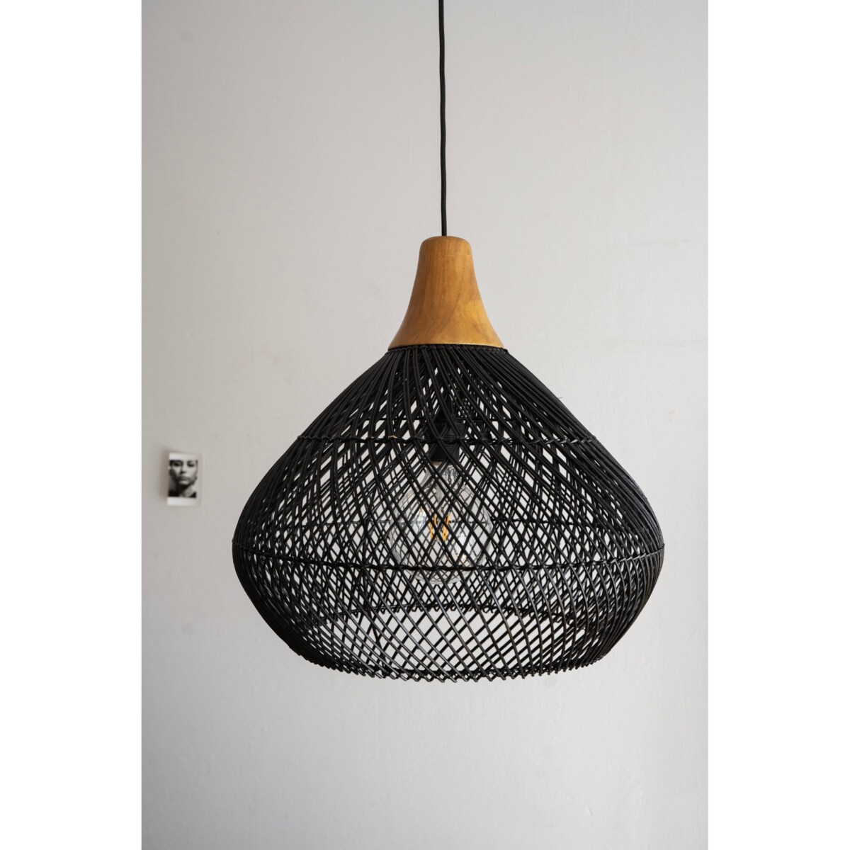 Rattanowa lampa z drewnem teakowym BAND w rozmiarze M - czarna
